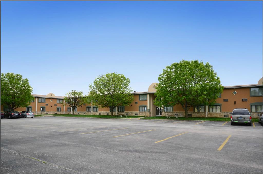 Quality Inn & Suites Near I-480 And I-29 Council Bluffs Exterior photo