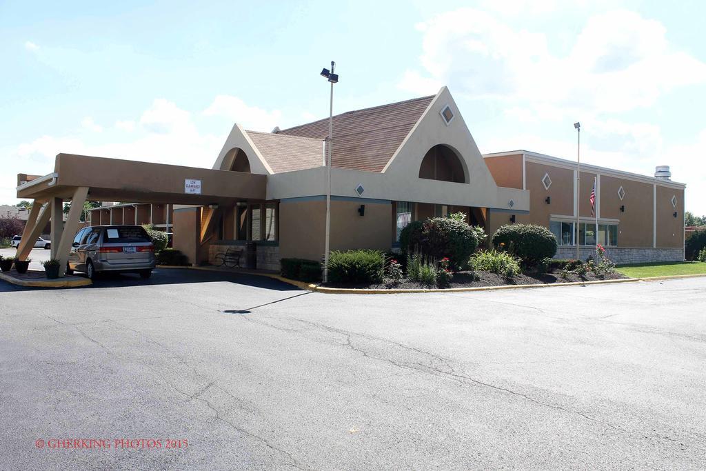 Quality Inn & Suites Near I-480 And I-29 Council Bluffs Exterior photo