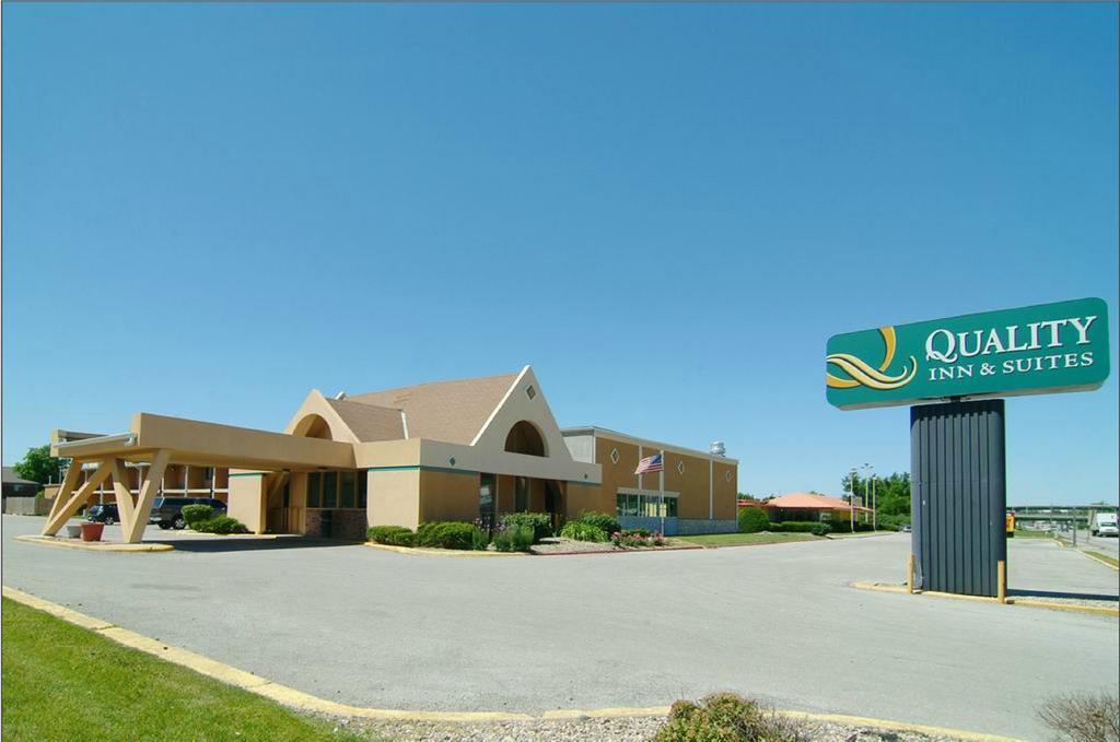 Quality Inn & Suites Near I-480 And I-29 Council Bluffs Exterior photo