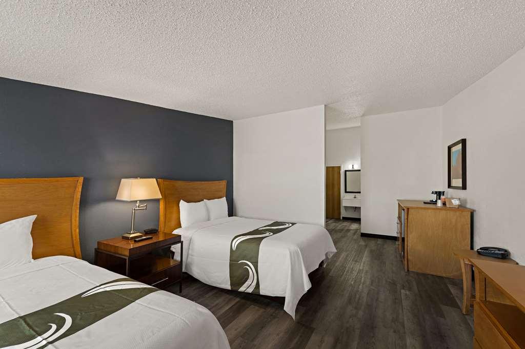 Quality Inn & Suites Near I-480 And I-29 Council Bluffs Room photo