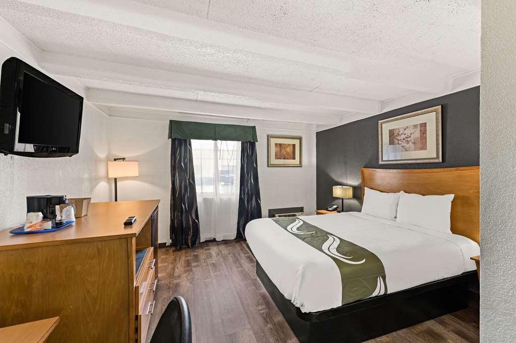 Quality Inn & Suites Near I-480 And I-29 Council Bluffs Room photo