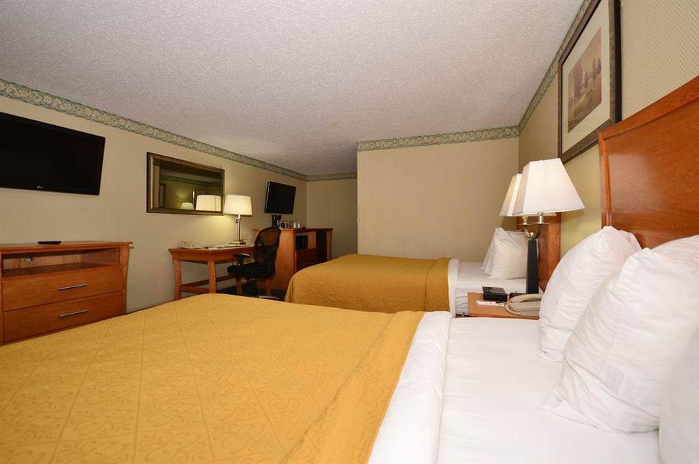 Quality Inn & Suites Near I-480 And I-29 Council Bluffs Room photo