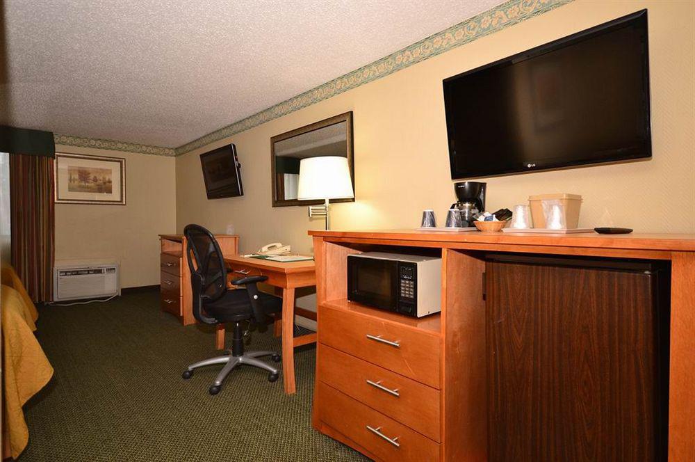 Quality Inn & Suites Near I-480 And I-29 Council Bluffs Room photo